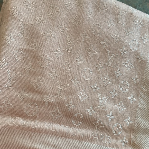 Louis Vuitton Monogram Shine Shawl - Picture 3 of 14
